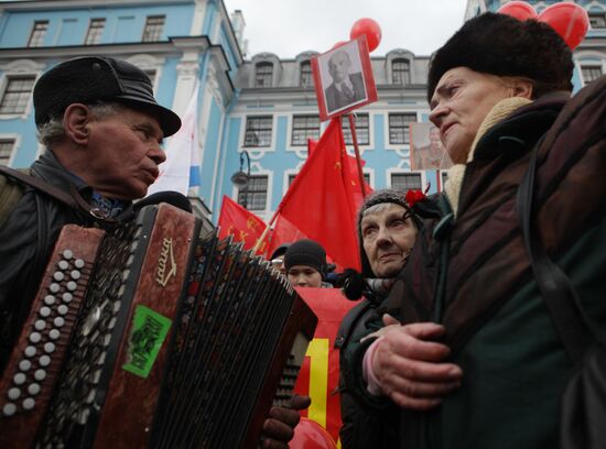 Communists rally near Aurora cruiser in St Petersburg