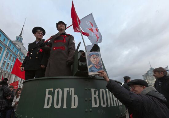 Communists rally near Aurora cruiser in St Petersburg