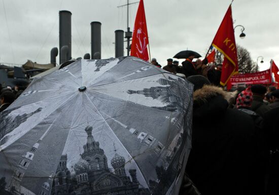 Communists rally near Aurora cruiser in St Petersburg