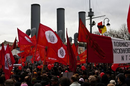 Communists rally near Aurora cruiser in St Petersburg