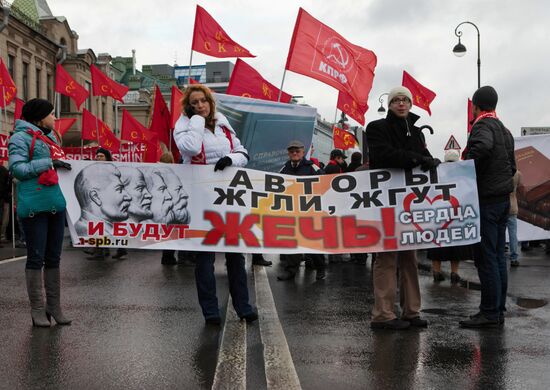Communists rally near Aurora cruiser in St Petersburg