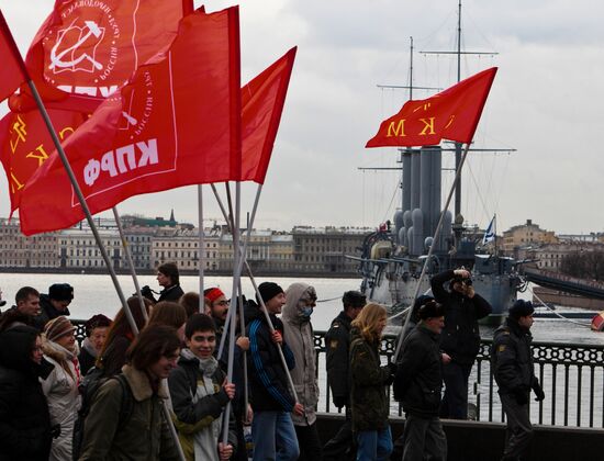 Communists rally near Aurora cruiser in St Petersburg