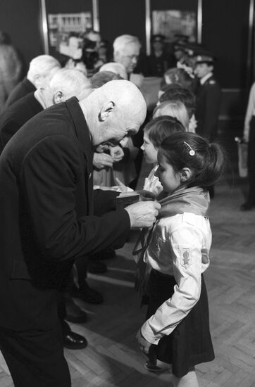Schoolchildren admitted to Young Pioneers' Organization