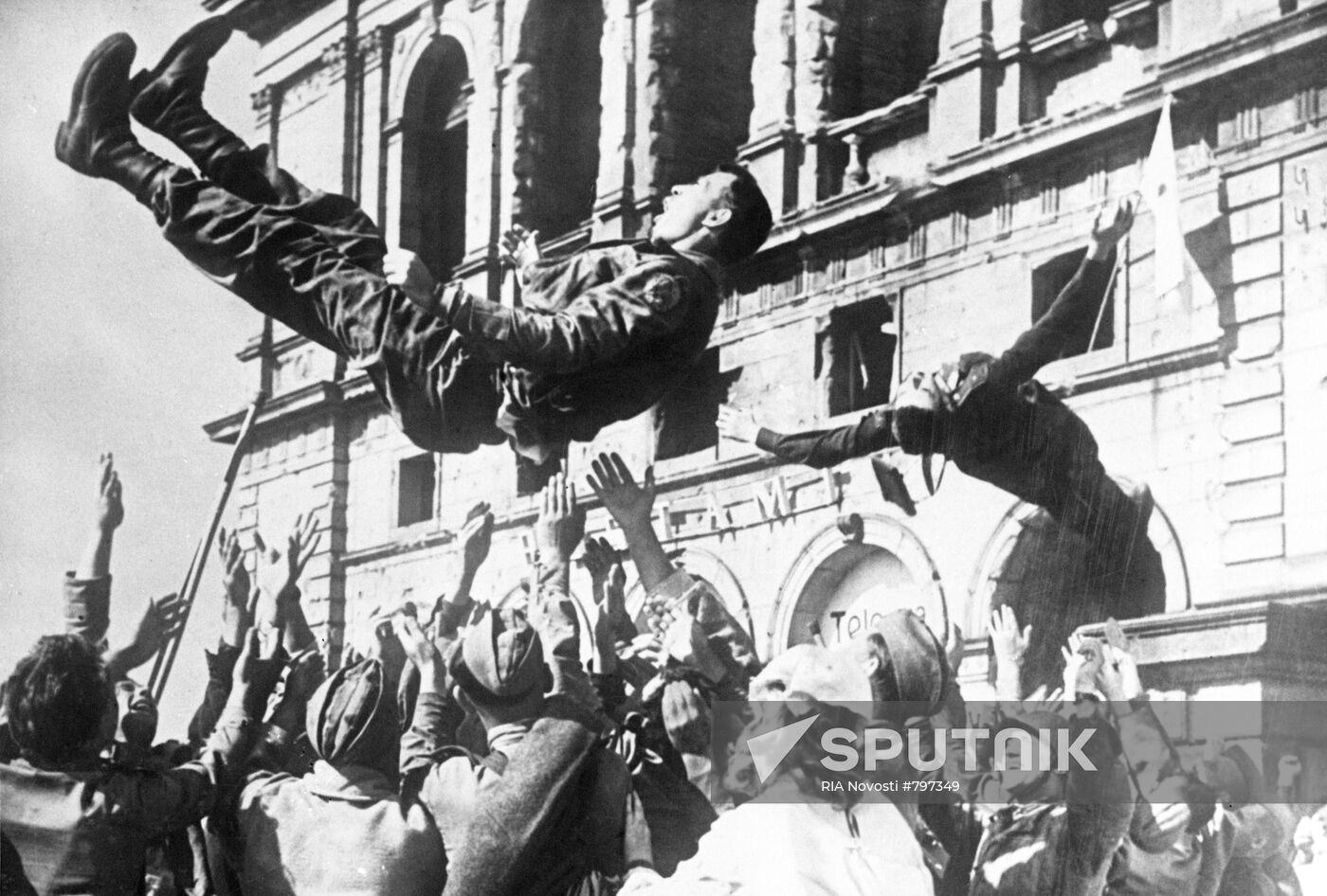 Still from movie Peace to Those Who Enter