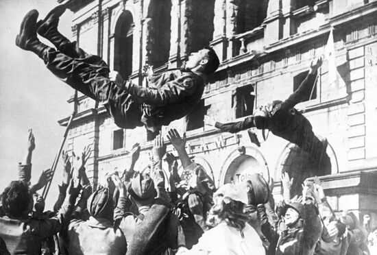 Still from movie Peace to Those Who Enter