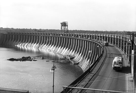 Spillway dike