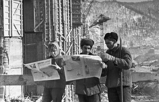 Workers reading latest issue of Pravda newspaper