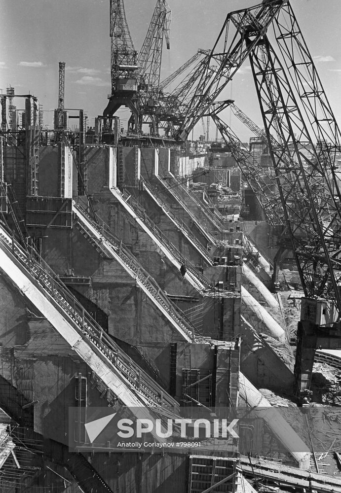 Spillway dike of Votkinsk hydroelectric power plant constructed