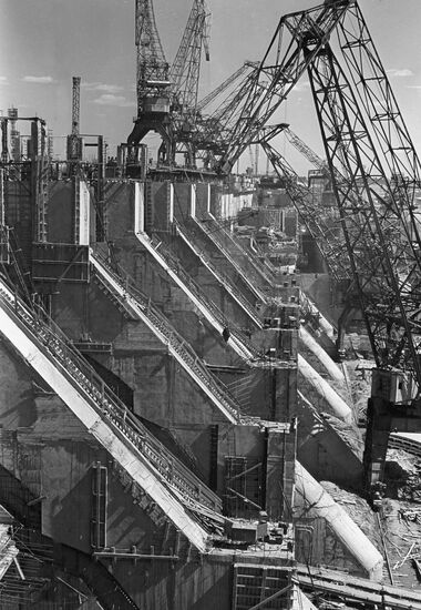 Spillway dike of Votkinsk hydroelectric power plant constructed