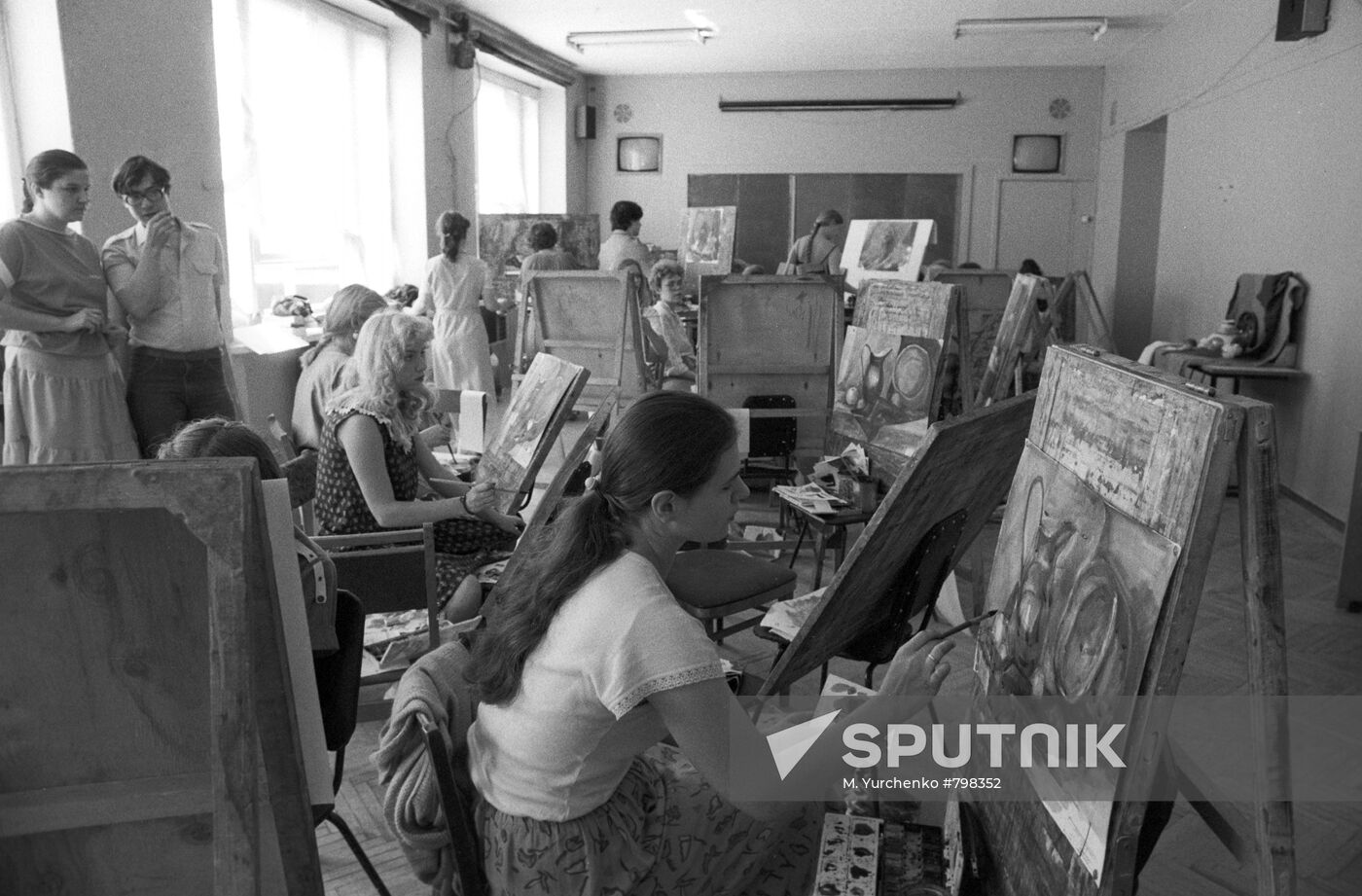 Students of modeling faculty during art class