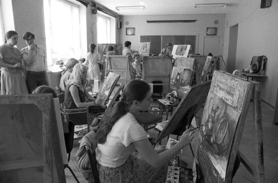 Students of modeling faculty during art class