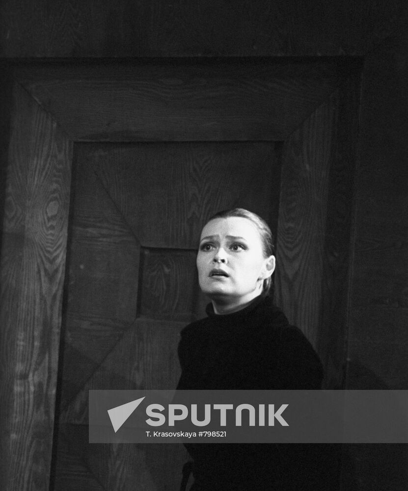 Actress Nadezhda Butyrtseva in performance "Venseremos"