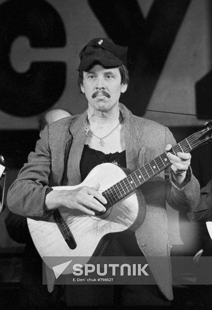 Artist Valery Zolotukhin in performance "Kind Man from Sezuan"