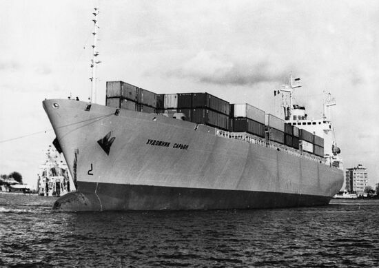 Khudozhnik Saryan container ship