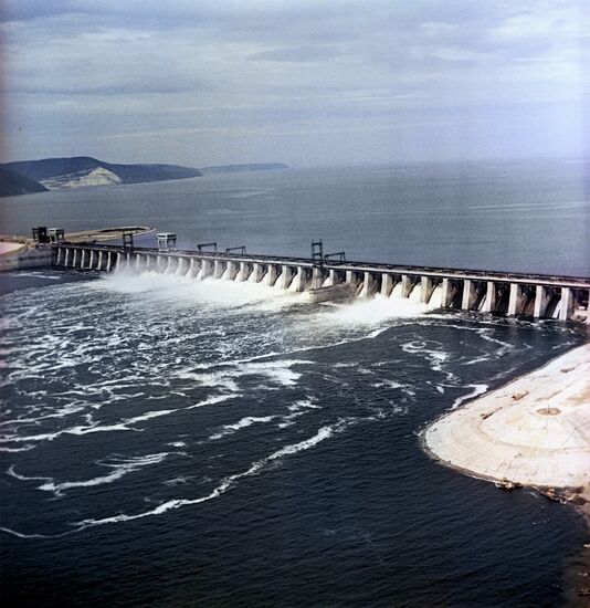Dam at Volzhskaya power plant
