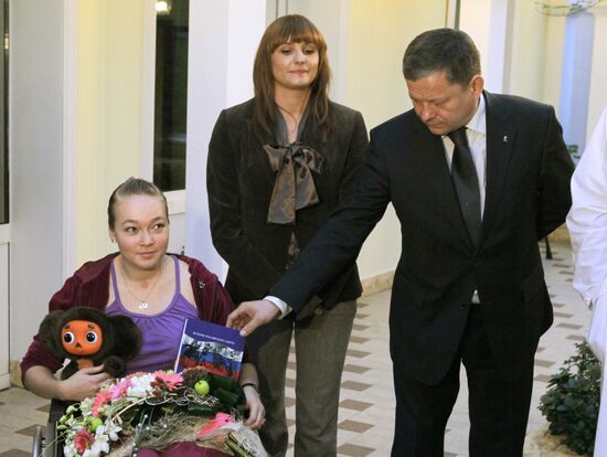 Marat Bariyev visits bobsledder Irina Skvortsova at hospital