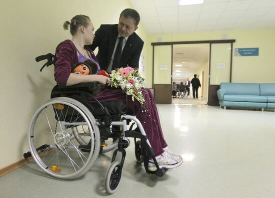 Marat Bariyev visits bobsledder Irina Skvortsova at hospital