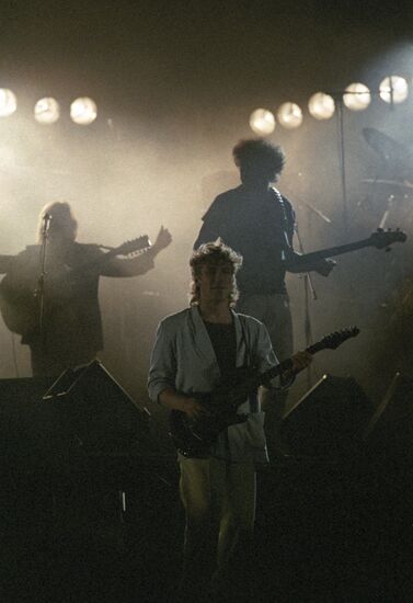 Vladimir Kuzmin performs at Concert in Olimpiysky