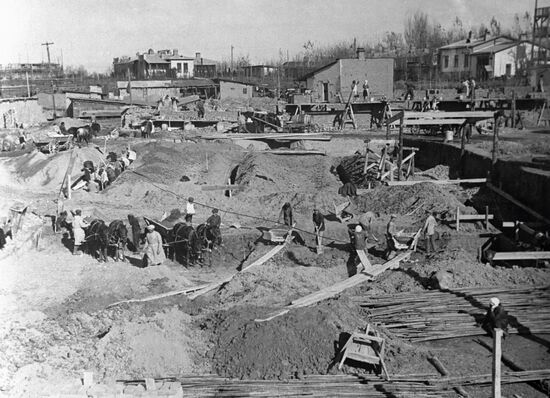 CONSTRUCTION SITE MACHINE-BUILDING WORKS 