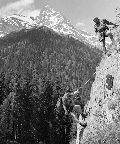 Teaching climbers in the mountains 