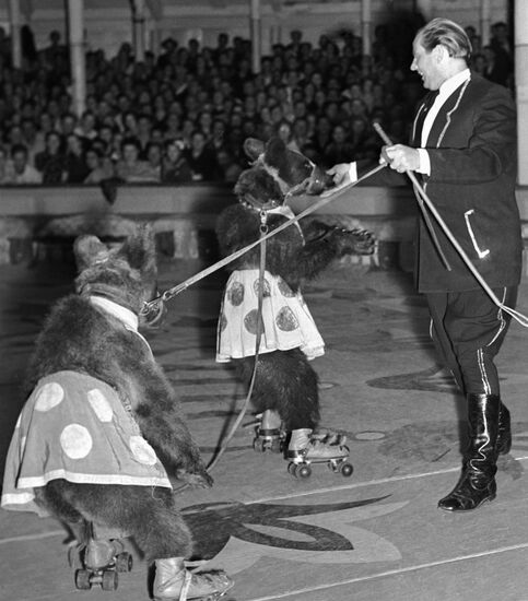 FILATOV ANIMAL TRAINER BEARS ROLLER-SKATERS