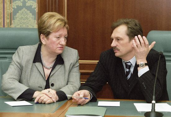 PARAMONOVA GOREGLYAD
