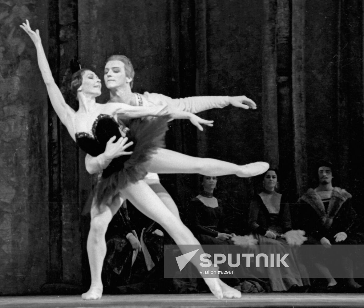 KARELSKAYA LIEPA SWAN LAKE