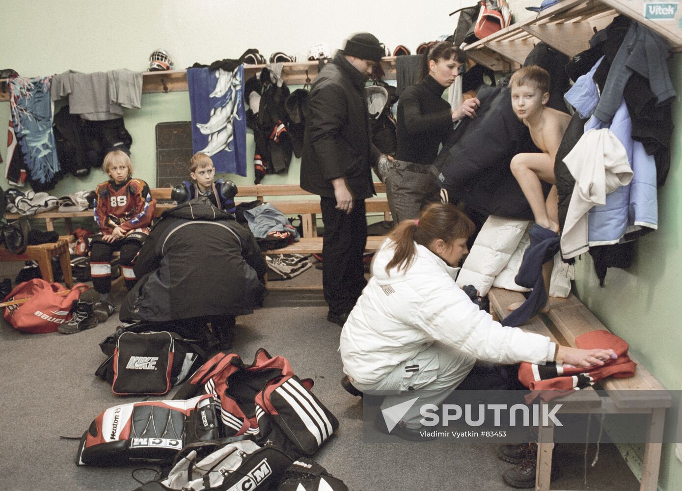 CHILDREN HOCKEY TRAINING SESSION CLOAK ROOM