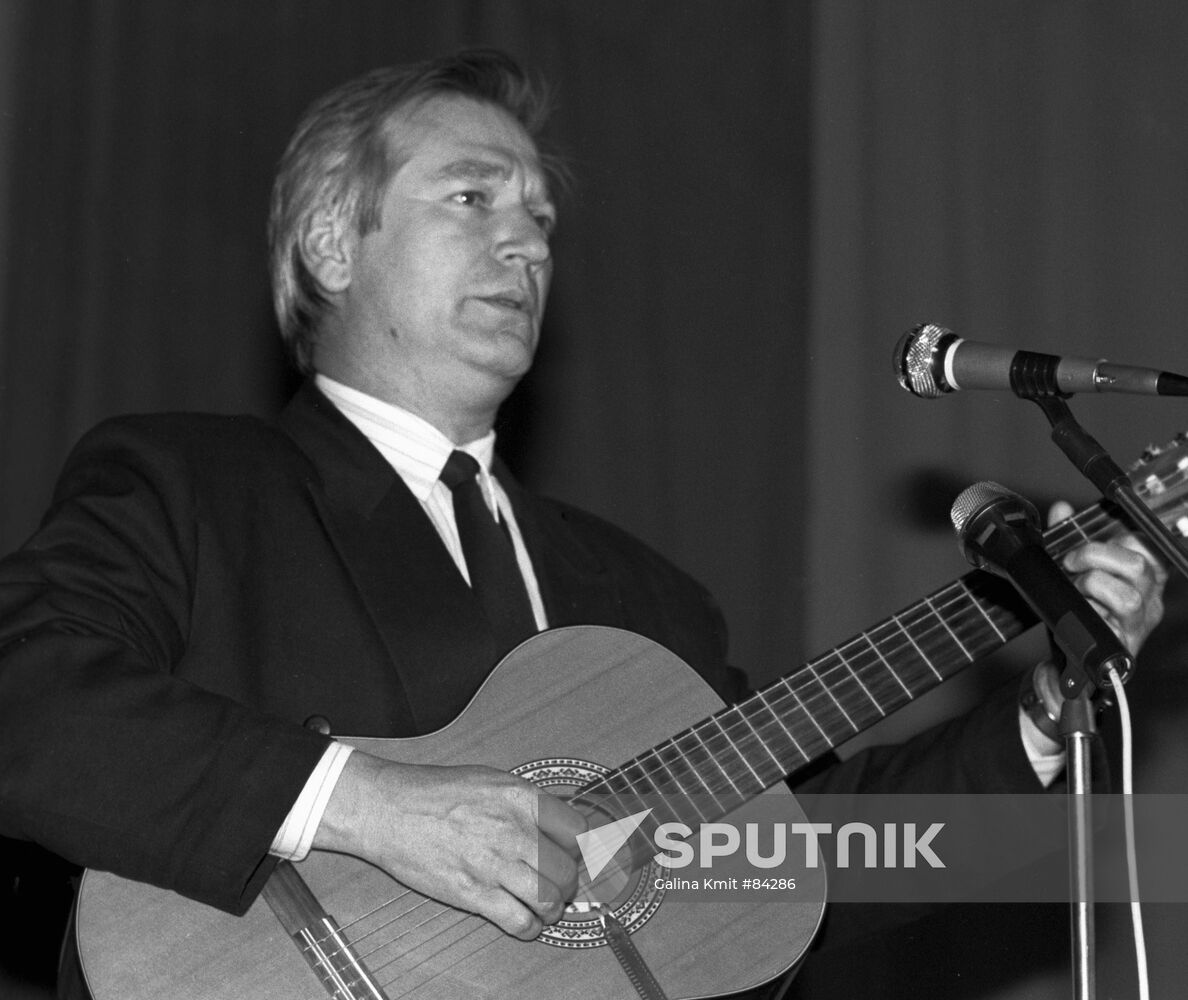 Livanov performance guitar