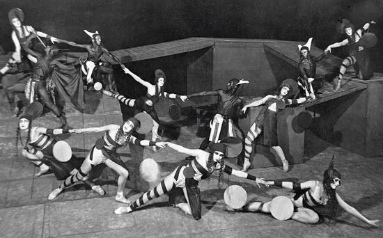 STAGE PERFORMANCE
