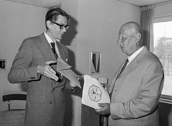 HAMBREUS ALEXANDROV DIPLOMA PRESENTING 