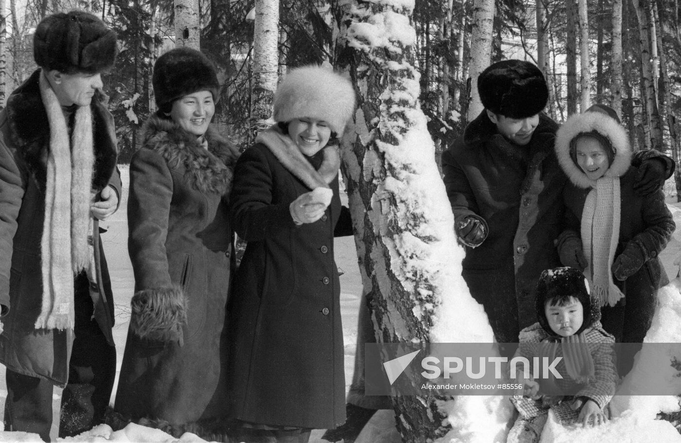 VLADIMIR DZHANIBEKOVZHUGDERDEMIDIYN GURRAGCHA FAMILIES STROLL