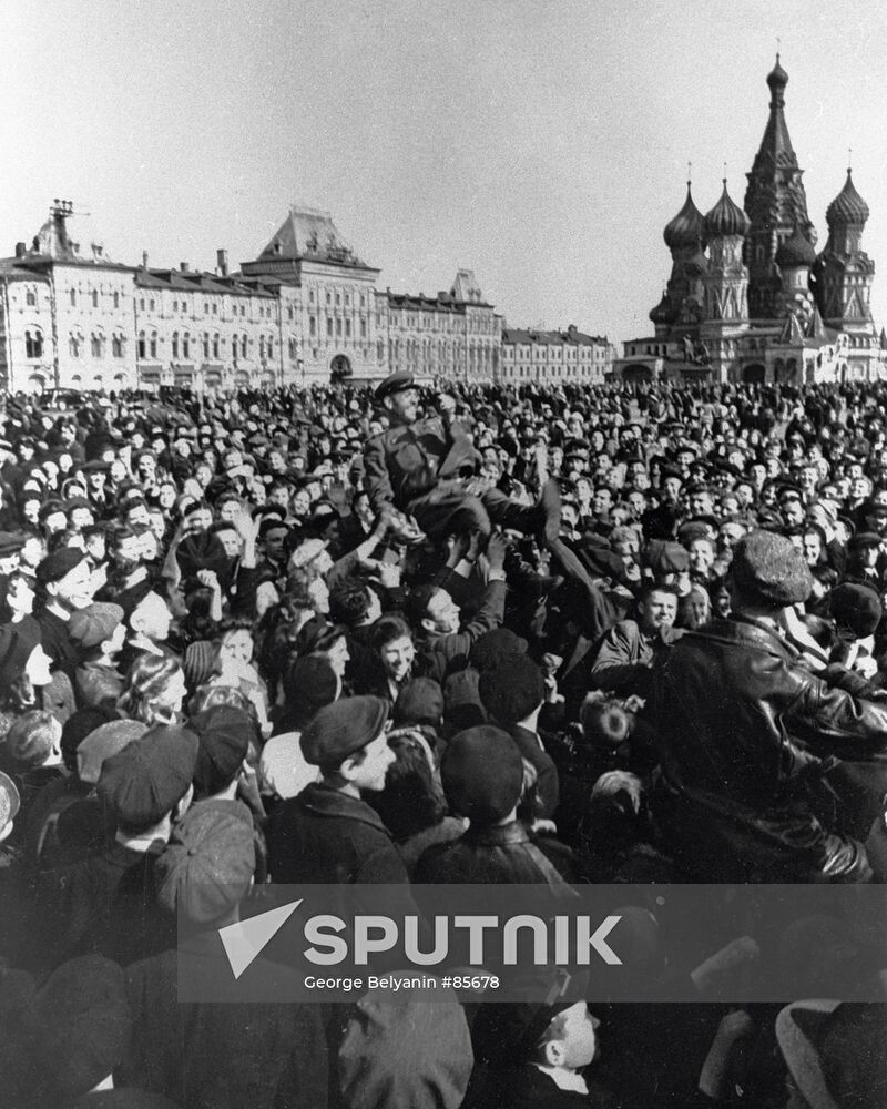 WWII MOSCOW RED SQUARE VICTORY PUBLIC JUBILANCE