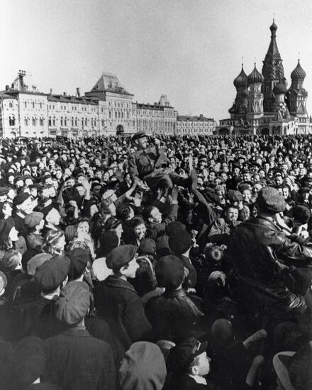 WWII MOSCOW RED SQUARE VICTORY PUBLIC JUBILANCE