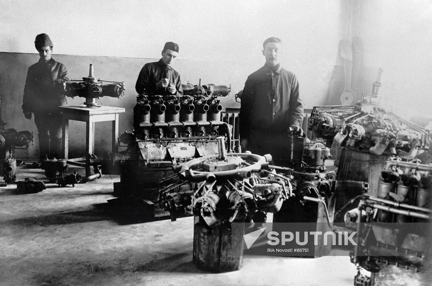 ASSEMBLING ENGINES PLANT