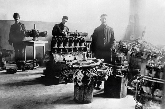 ASSEMBLING ENGINES PLANT