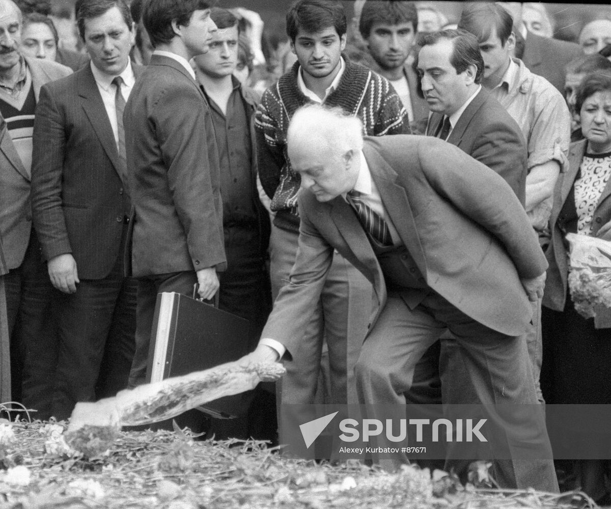 Shevardnadze mourning victims Government House 