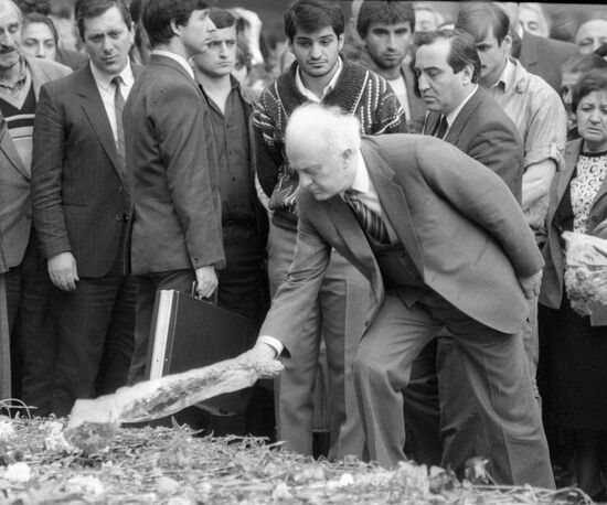 Shevardnadze mourning victims Government House 
