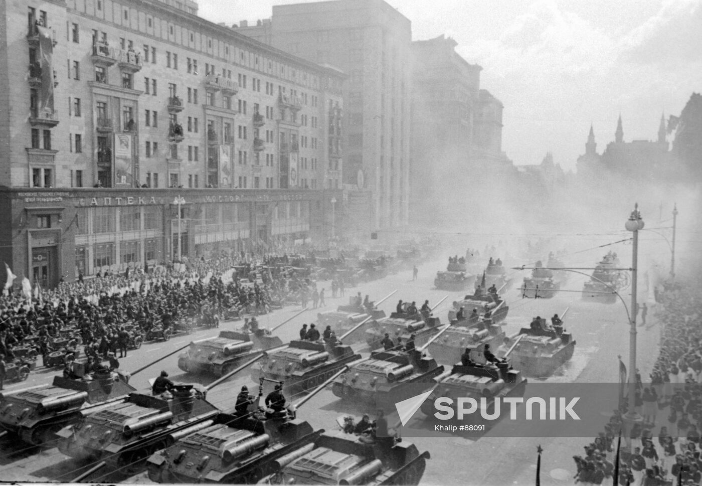 Parade v-day SP gun WWII