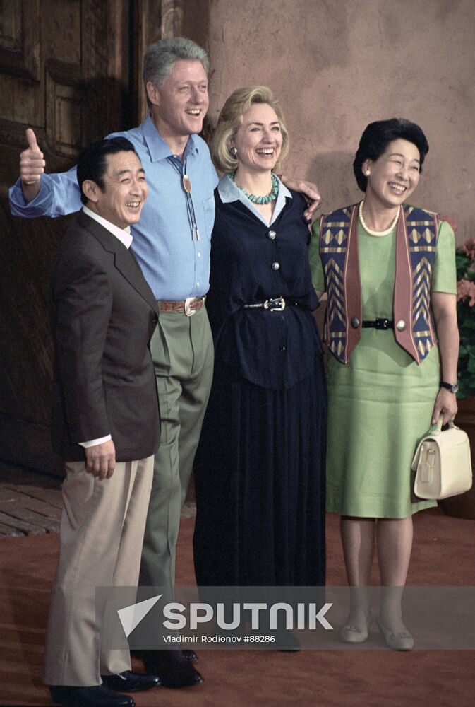 Hashimoto Clinton Wives Summit