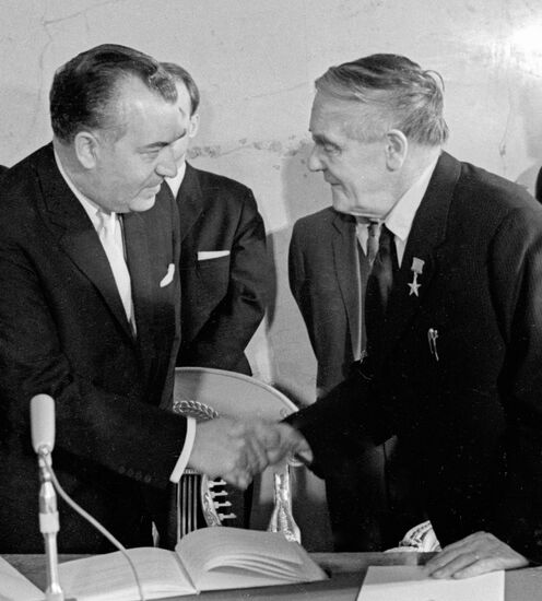 Presenting the Niels Bohr Prize to Soviet physicist Pyotr Kapitsa