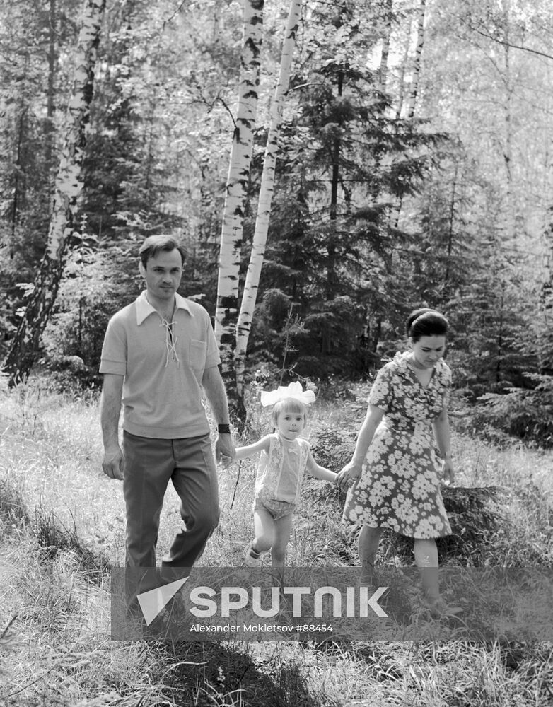Dzhanibekov wife daughter family