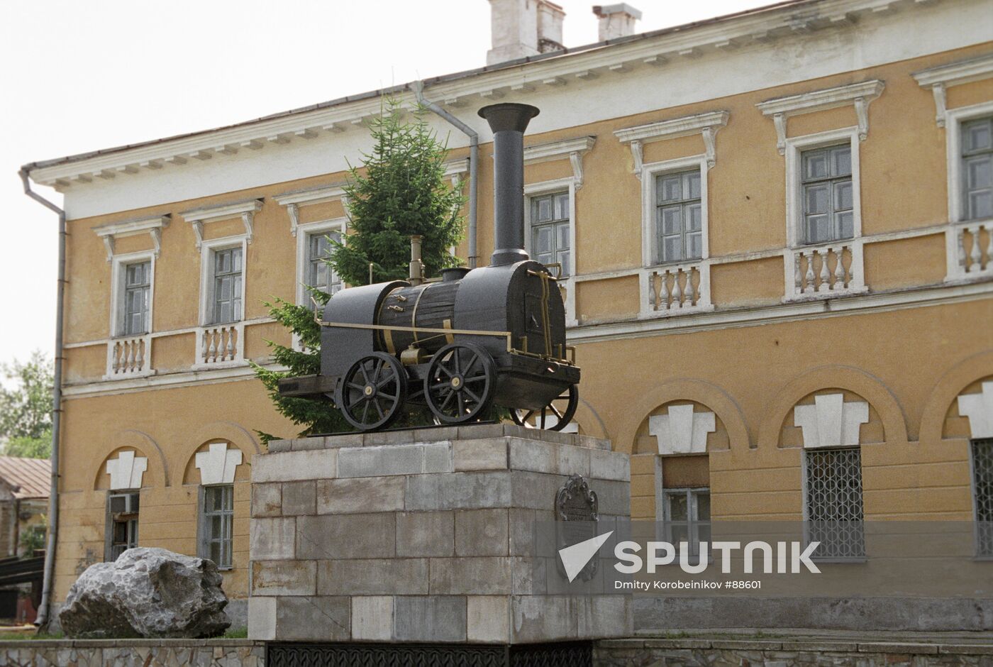 MONUMENT TO FIRST RUSSIAN STEAM LOCOMOTIVE 