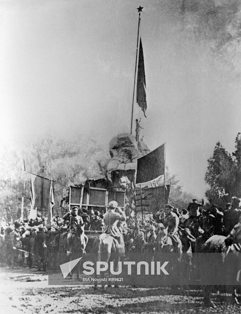 Turkestan autonomy hoisting a flag