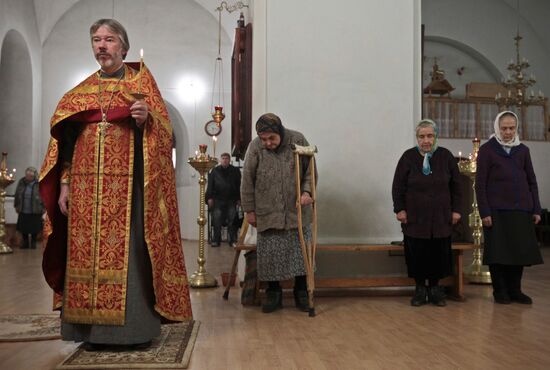 Father Roman conducts a service in Hypapante cathedral