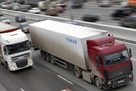 Authorities propose to limit trucks driving in Moscow