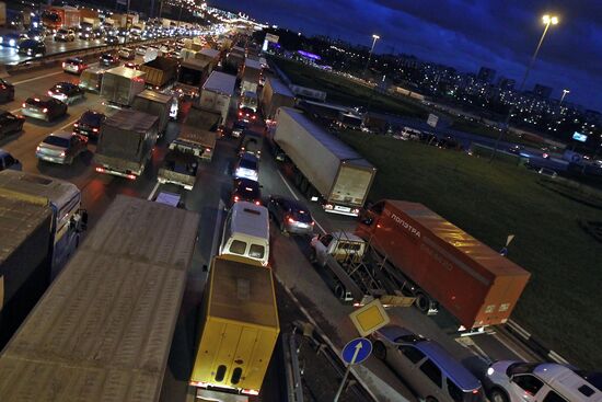 Authorities propose to limit trucks driving in Moscow