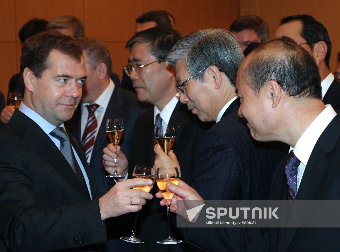 Medvedev arrives in Japan for APEC summuit