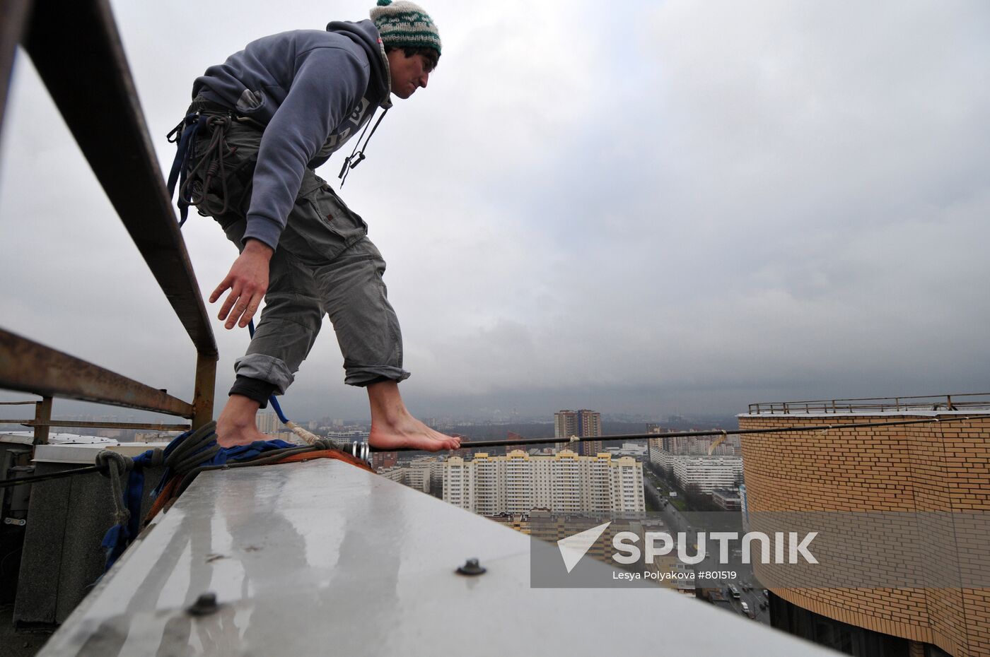 Walk on wire rigged 25 meters above ground