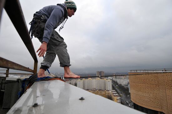 Walk on wire rigged 25 meters above ground